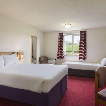 Days Inn Tewkesbury Strensham Exterior foto
